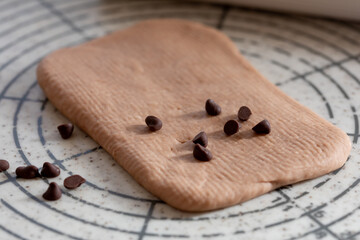 自宅でパン作り　チョコレート生地にチョコレートチップを散らす様子