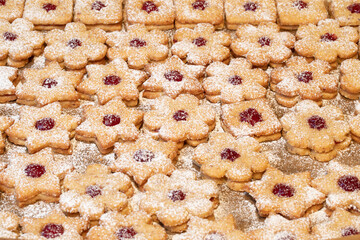 Spitzbuben Weihnachtsplätzchen mit Puderzucker
