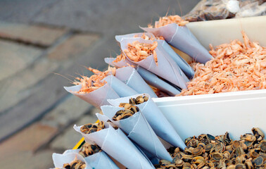 Whitecaps and shrimp in a market in Cadiz © Tomas