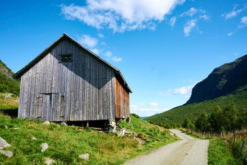 sch&ouml;ne H&uuml;tte in den Bergen mit blauem Hintergrund