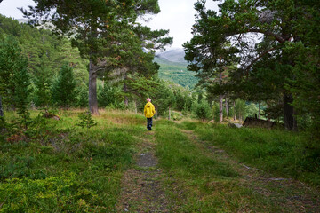 Wandern in Norwegen in der Natur mit der Familie im Camping Urlaub