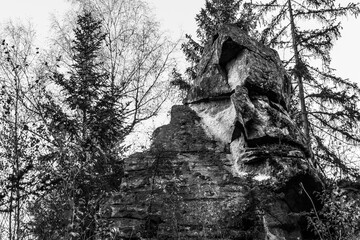 Schwarz weiß Foto der mystische Felsengruppe und Steingruppe Teufelsstein bei der Teufelsmühle bei Rattenberg mit dem Felsengesicht einem Gesicht oder Fratze eines Teufelsgesichts 