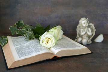 Bibel mit Rosen und Engel