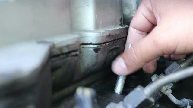 mechanic change diesel engine glow plugs