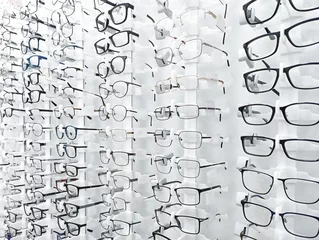 Rucksack Die Abteilung mit Brillenreihen im Optikergeschäft © Albert Ziganshin