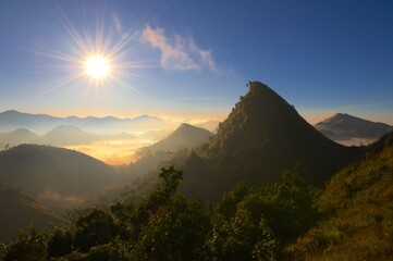 Sonnenaufgang in den Bergen von Myanmar