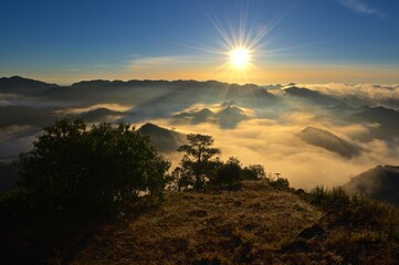 Sonnenaufgang in den Bergen Myanmars