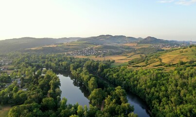 Survol de la rivière Allier près d'Issoire en Auvergne