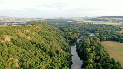 Fototapeta na wymiar Survol de la rivière Allier près d'Issoire en Auvergne