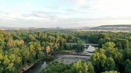 Survol de la rivière Allier près d'Issoire en Auvergne