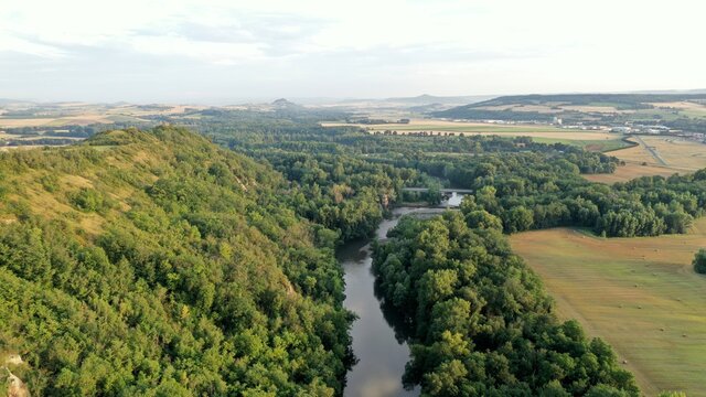 Survol de la rivi&egrave;re Allier pr&egrave;s d'Issoire en Auvergne