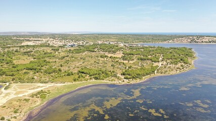 survol de Port-Leucate et étangs de Leucate avec les Corbières