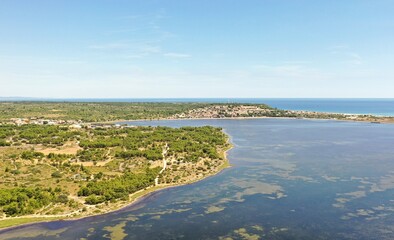 survol de Port-Leucate et &eacute;tangs de Leucate avec les Corbi&egrave;res