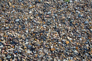 Hintergrund / Textur von mittelgroßem Kies in verschiedenen Farben