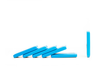 Teléfonos móviles azules sobre un fondo blanco liso y aislado. Vista de frente. Copy space