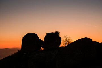 Naklejka premium rocks leaning against each other