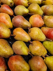 many pears in a market