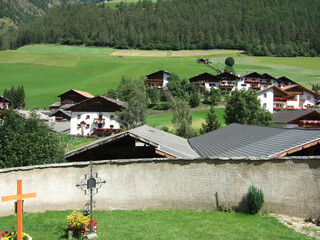 Fototapeta na wymiar Il villaggio di Monte Santa Caterina in Val Senales, Trentino Alto Adige, Italia.