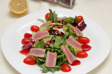 salad with tomatoes and tuna