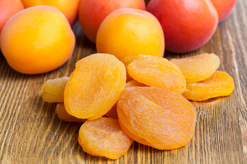 dried ripe apricots