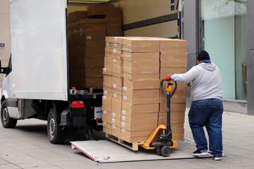 lieferung von einem paketdienst von ware im lockdown in der stadt