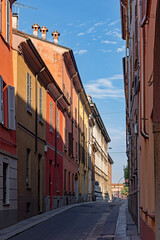 Fototapeta na wymiar Straße in der Altstadt von Piacenza in der Emilia-Romagna in Italien 