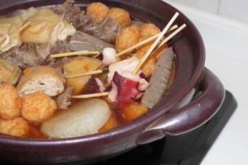 おでんを土鍋で調理している