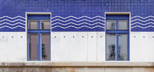 Facade with blue tiles and a zigzag pattern.
Fassade mit blauen Fliesen und zick zack Muster.