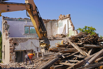 Demolition of a building in Halle Saale