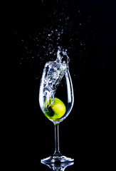 Wasser, Limette, Frische Zitronen mit Wasserstrahl 