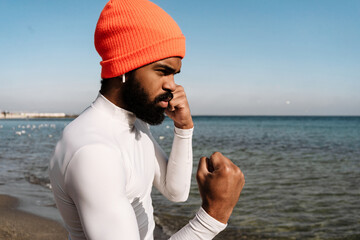 Athletic african american sportsman doing exercise while working out