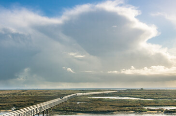 ponton sur un marais salant au bord de l'océan en Vendée  à La Tranche sur Mer