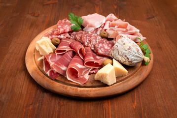Tagliere con prosciutto crudo, prosciutto cotto, salame e formaggio, Antipasti Italiani