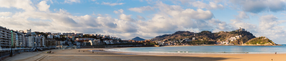 Fototapeta premium Panorámica de la Famosa Playa de La concha en san sebastian donostia. 