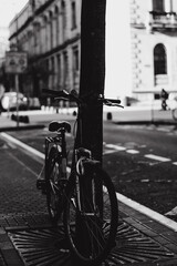 Bicicleta aparcada en san sebastian en blanco y negro
