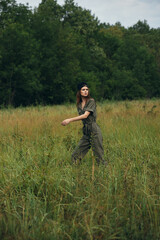 Fototapeta na wymiar Woman portrait on nature There is fresh air walking in the field 