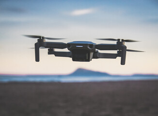 Drone sobrebolando al atardecer
