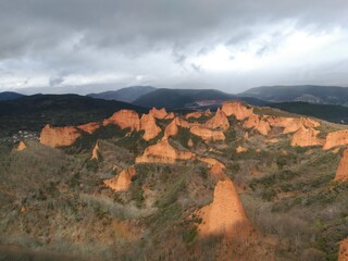 Montañas rocosas en paisaje desértico