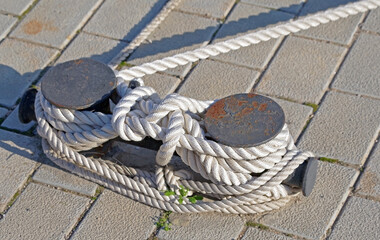 Fototapeta premium rope and old Marina bollard