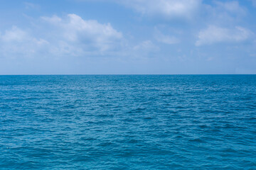 Fototapeta premium Ocean waves from the near with blue sky 
