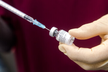 Ein Impfstoff wird aufgezogen bevor er verabreicht wird