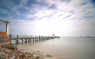 Obraz premium wooden bridge over the sea