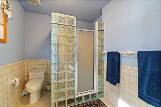 80's bathroom 