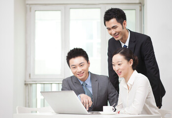 Obraz premium Group of businesspeople discussing working on computer