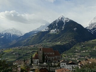 Blick auf Schenna in Südtirol mit einem Bergmassiv im Hintergrund, das einen schneebedeckten...