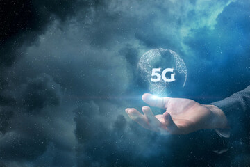 Hand shows 5G .