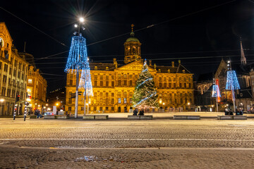 Obraz premium Christmas on the Dam square in Amsterdam at night in the Netherlands