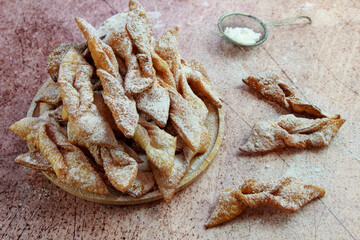 Faworki posypane cukrem pudrem