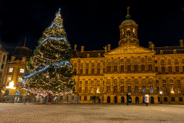 Obraz premium Christmas on the Dam square in Amsterdam at night in the Netherlands