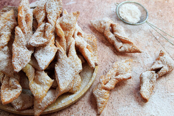 Faworki posypane cukrem pudrem